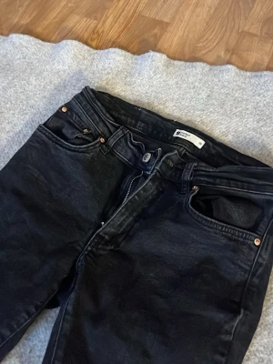 Svarta bootcut jeans från Gina Tricot - Snygga svarta jeans från Gina Tricot med bootcut passform. Skit snygga jeans 