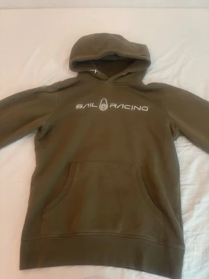 Sail Racing hoodie - Grön hoodie från sail racing. I bra sick, storlek M