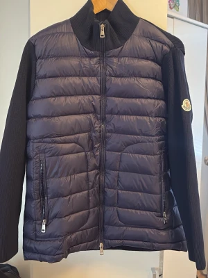 Cardigan Moncler - Helt ny moncler cardigan blå färg storlek S lite stor i storleken pris kan diskuteras vid snabb affär