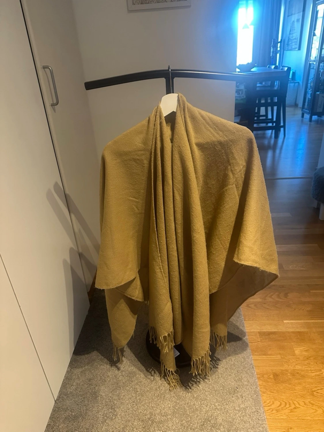 Beige poncho med fransar