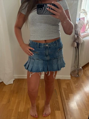 Volang jeanskjol - Snygg volang jeans kjol från pull&bear i storlek 34🙌🏽💖