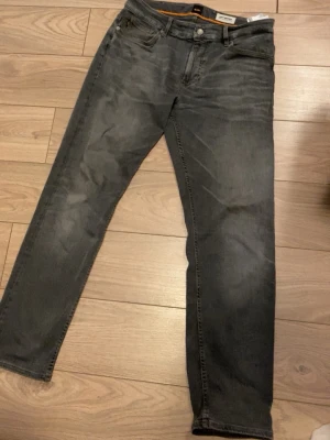 Boss jeans bra skick - Hugo boss jeans storlek 34/32. Riktigt bra skick, väldigt sköna o bekväma 