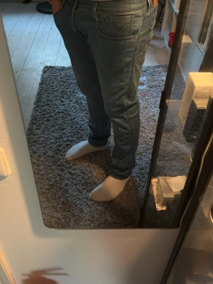 Replay jeans  - Säljer ett par blå slim fit jeans från replay. Modell Rik slim fit, perfekt för dig som gillar blå. Strl 33/34, Skick 8/10 hör av dig vid minsta fundering 