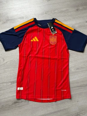 Spanien 2026 - Helt ny med tags, finns i flera storlekar