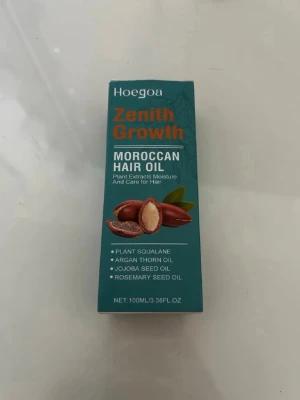 Hoegoa Zenith Growth Moroccan Hair Oil - Hoegoa Zenith Growth Moroccan Hair Oil med växtextrakt, arganolja, jojobaolja, rosmarinfröolja och squalane. Kommer i en brun glasflaska med blå etikett och svart lock. Innehåller 100 ml och är perfekt för att ge fukt och vård till håret. Se sista bilden för att se hur mycket det finns kvar! :) 
