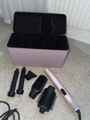 SilkyAir Flex 5-in-1 luftstylingverktyg - Säljer min jättefina rosa SilkyAir Flex 5-in-1 luftstylingverktyg 💕✨  Köpt i november på Lyko för 3150 kr, säljer nu för 2000 kr. Den är använd cirka 3 gånger men säljs då den mest bara står och samlar damm.  Alla verktyg ingår + original låda/väska 💖 Finns 4 olika temperaturer att välja mellan och 5 olika tillbehör: 2x autowrap, volymborste, paddelborste och koncentrator.