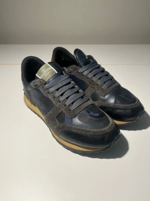 Valentino rockrunners - Riktigt fetta Valentino Rockrunners i unik colorway. Perfekt för dig som vill sticka ut lite extra med en cool look. Skick 8/10 Självklart medföljer box, dustbag och snören. Hör av er vid frågor! 
