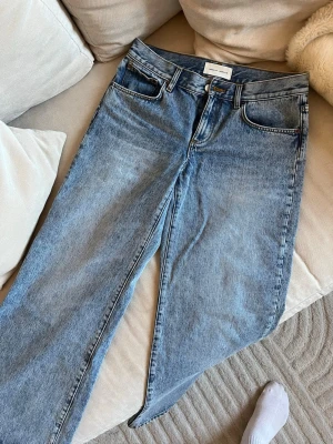 Ljusblå raka jeans från Jeanerica, Kyoto, 28/32 - Säljer ett par ljusblå raka jeans från Jeanerica. Använda 1 gång. Jeansen är i 100% bomull och har en snygg tvättad look som passar till allt.