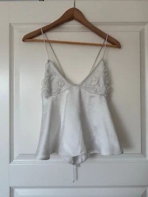 Topp från Zara! - Fin somrig knyttopp från Zara. Har två fläckar på ryggen (se bild 3 och 4) men tror de skulle kunna gå bort med galltvål!💕