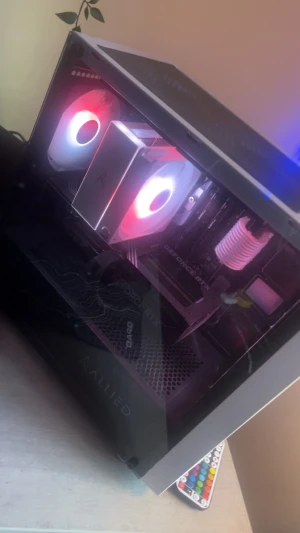 Vit riktig kraftfull gaming dator  - Säljer en snygg vit stationär dator från Allied med glasfönster på sidan och RGB-belysning i fläktarna. Chassit har en modern design med meshpanel framtill och flera USB-portar på ovansidan. Perfekt för gaming och streaming. För mer info kom privat ( pris kan kanske diskuteras, plockas endas upp i Norrköping ingen möjlighet till frakt 