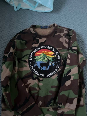 Camo sweatshirt Polo Ralph Lauren - En sälsynt tröja från Ralph Lauren! Till er som älskar streetwear kommer se dunder ut. Jättebra skick och tröjan är såklart äkta!