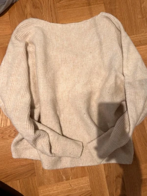 Beige stickad tröja - En oversized, jätteskön stickad tröja från primark med båtringad hals.