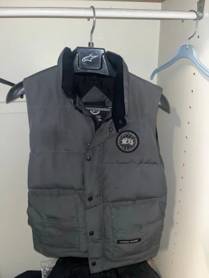 Canada Goose väst - Bra skick, inga fläckar osv. Storlek XS, passar mig perfekt som 175cm och väger ca 65kg