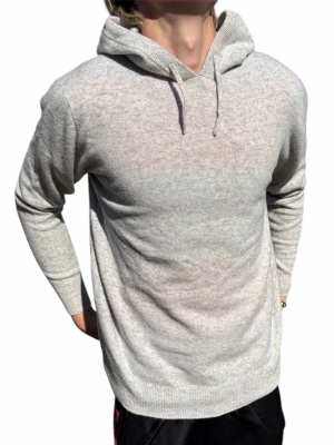 100% Merinoull Stickad Hoodie - Bengtson’s Merino | Helt Ny | Cloud Grey | 100% Merinoull | Storlek S | Handsydda Bengtson’s Tvättlappar | Modellen är ~178 | Pris ej hugget i sten!