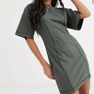 🍒T-shirtklänning🍒 - 🍒DREAMY DRESS🍒Kort kakigrön T-shirtklänning med vida ärmar och korsettsöm från Asos. Kommer i ett stretchigt mjukt bomullstyg. Endast använd 2 gånger, så nästan nyskick🍒
