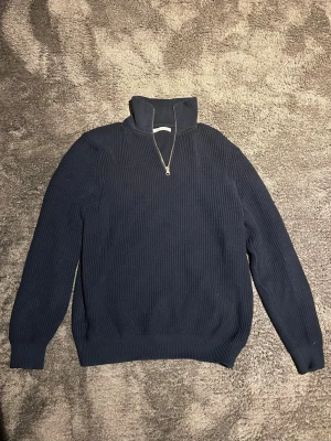 Quarter zip Zara ribbad - Knappt använd ribbad Quarterzip från Zara i bomull.