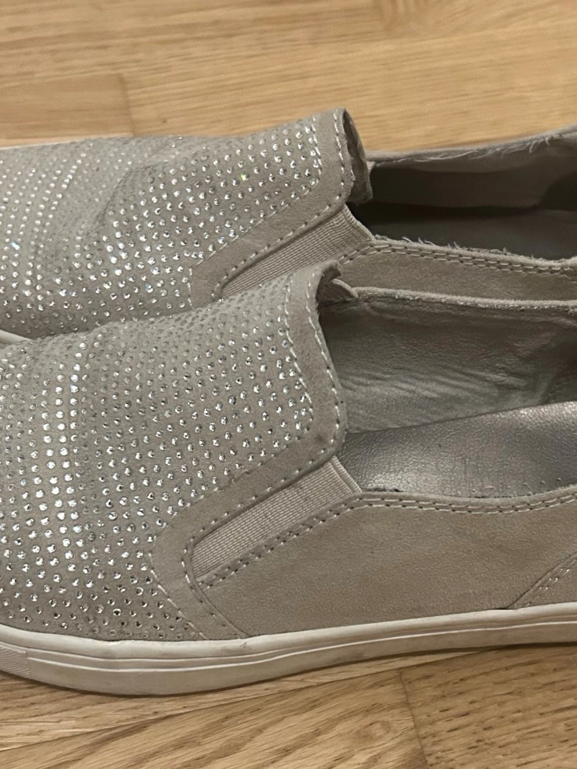 Grå slip-on sneakers med strass - 2