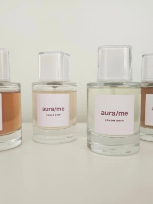 4 Aura/Me parfymer - 4 parfymer från Aura/Me. Doftvarianterna är Lemon Rush, Sugar Skin, Paradise Glow och Vanilla Adict. Lite taget ur sugar skin och vanilla addict, dom andra är bara testade. 200 kr för alla 4 🌸