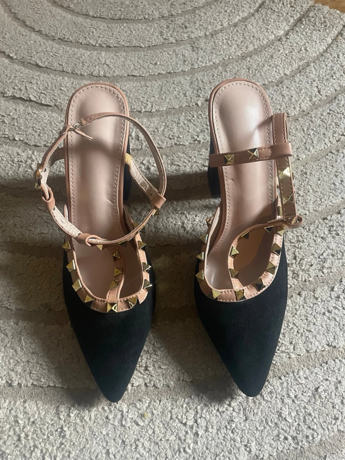 Svarta pumps med nitar och blockklack - 1