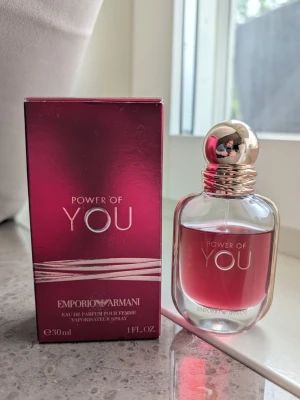 Emporio Armani Power of You parfym - Emporio Armani Power of You är en elegant parfym i en stilren glasflaska med rundad form och guldfärgat lock. Doften kommer i en snygg vinröd kartong och flaskan rymmer 30 ml. Perfekt för dig som vill ha en modern och självsäker signaturdoft.