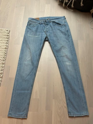  dondup jeans   - Dondup ljusblå brallor med sjukt snygg tvätt storlek 34, mycket bra skick  