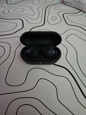 Sony svarta trådlösa in-ear hörlurar - Sony WF-C710N trådlösa in-ear hörlurar med brusreducering. Fungerar perfekt 