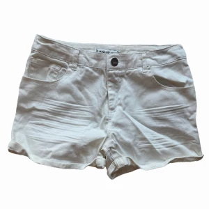 🤍Vita shorts från new yorker 🤍 - Snygga och lättmatchade shorts som passar perfekt till sommaren ☀️ En enkel modell som funkar till allt från linne och bikini till stickat och oversized skjorta ✨ Helt oanvända och i jättefint skick, endast testade hemma. 📏 Midjemått ca 35cm  ⚠️ OBS: Jag granskar alla plagg noggrant innan försäljning, men någon liten skavank kan ha missats. Allt säljs därför i befintligt skick. 