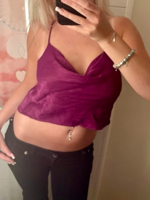Lila fest topp💜 - Säljer en söt lila fest topp från Zara💜💜använd en gång 