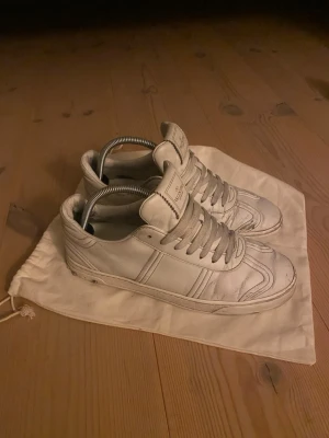 Valentino Flycrews - Ett par vita Valentino flycrews i hyfsat skick. Saknar bara 3 spikar men har lite färgtapp, går säkert att lösa snyggt med lite färg så är de som nya. Passar ca storlek 41. Enda original jag har är dustbagen men garanterar autenticitet!