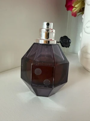 Viktor&Rolf: Flowerbomb Extreme - 50ml från början (70-80% kvar). Tyvärr så är korken borta och etiketten lossnat. Diskad doft.