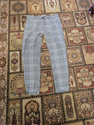 Rutiga smala byxor i svartvitt - Snygga smala byxor med rutigt mönster i svart och vitt. Byxorna har klassisk midja, dragkedja och knapp framtill. Perfekta för dig som gillar en stilren och trendig look. Materialet känns mjukt och följsamt. Passar någon som är 170 men det är meningen att de går till över ankeln i benen. 