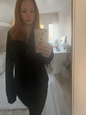 Lululemon träningsjacka  - Äger en svart lululemon jacka i storlek 10 svarar M/L och tänker om nån vill byta den till storlek 4/6/8? OBS säljer inte utan bara byte annan färg passar också att byta till🥰🫶🏻 Köpt som ny i butik inte så använd pga storleken! 