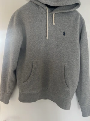 Ralph laurent hoodie - Grå i bra skick knappt använd