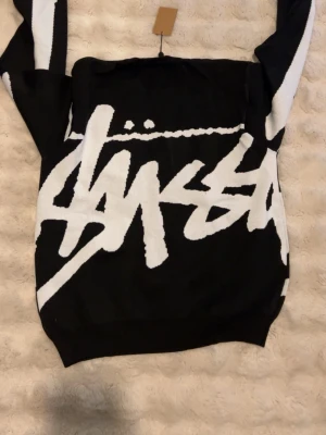 Stussy svart tröja - Perfekt Svart tröja med märke och fint design i helt nyskick med tags fortfarande på! Som ni ser i bilden är det ni får.
