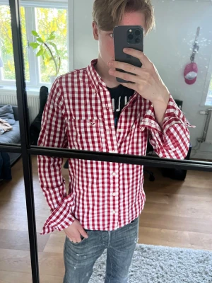 Hollister skjorta - Säljer en rödvitrutig skjorta från Hollister | Inga defekter | Storlek M | Pris går att diskutera | Skriv vid funderingar |🙌🙌🙌