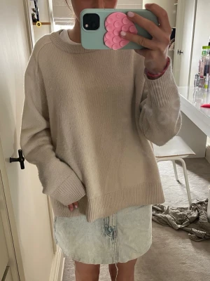 Ljusblå jeanskjol från Pull&Bear - Trendig ljusblå jeanskjol från Pull&Bear i klassisk femficksmodell. Kjolen har rå kant nertill för en avslappnad vibe och stängs med knapp och dragkedja. Perfekt till sneakers eller boots för en cool look.