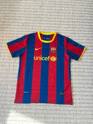 Barcelona - Säljer en Fc Barcelona tröja från Nike med klassiska blå och röda vertikala ränder. Tröjan är aldrig använd och är storlek 28 med klubbmärke och Unicef-logga på bröstet. Storlek 28 motsvarar ungefär storlek 152-158. Tröjan är 100% polyester, och säljs därför billigare. Fraktar samma dag!✅🚛