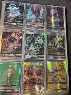 Pokémon GX Ultra Beast samlarkort - Säljer ett set med Pokémon GX Ultra Beast samlarkort i plastfickor. Korten är holografiska och har färgstarka motiv med olika Pokémon som Nihilego, Buzzwole, Celesteela, Xurkitree och Dawn Wings Necrozma. Perfekt för dig som gillar att samla eller spela Pokémonkort. Alla 9st ultrabeast