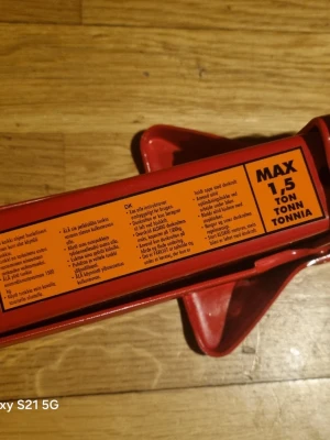 Röd domkraft max 1,5 ton - Säljer en röd domkraft i metall med maxkapacitet på 1,5 ton. Perfekt för att lyfta bilen vid däckbyte eller reparation. Kompakt och smidig att ha med i bilen. Instruktioner på flera språk finns på sidan.