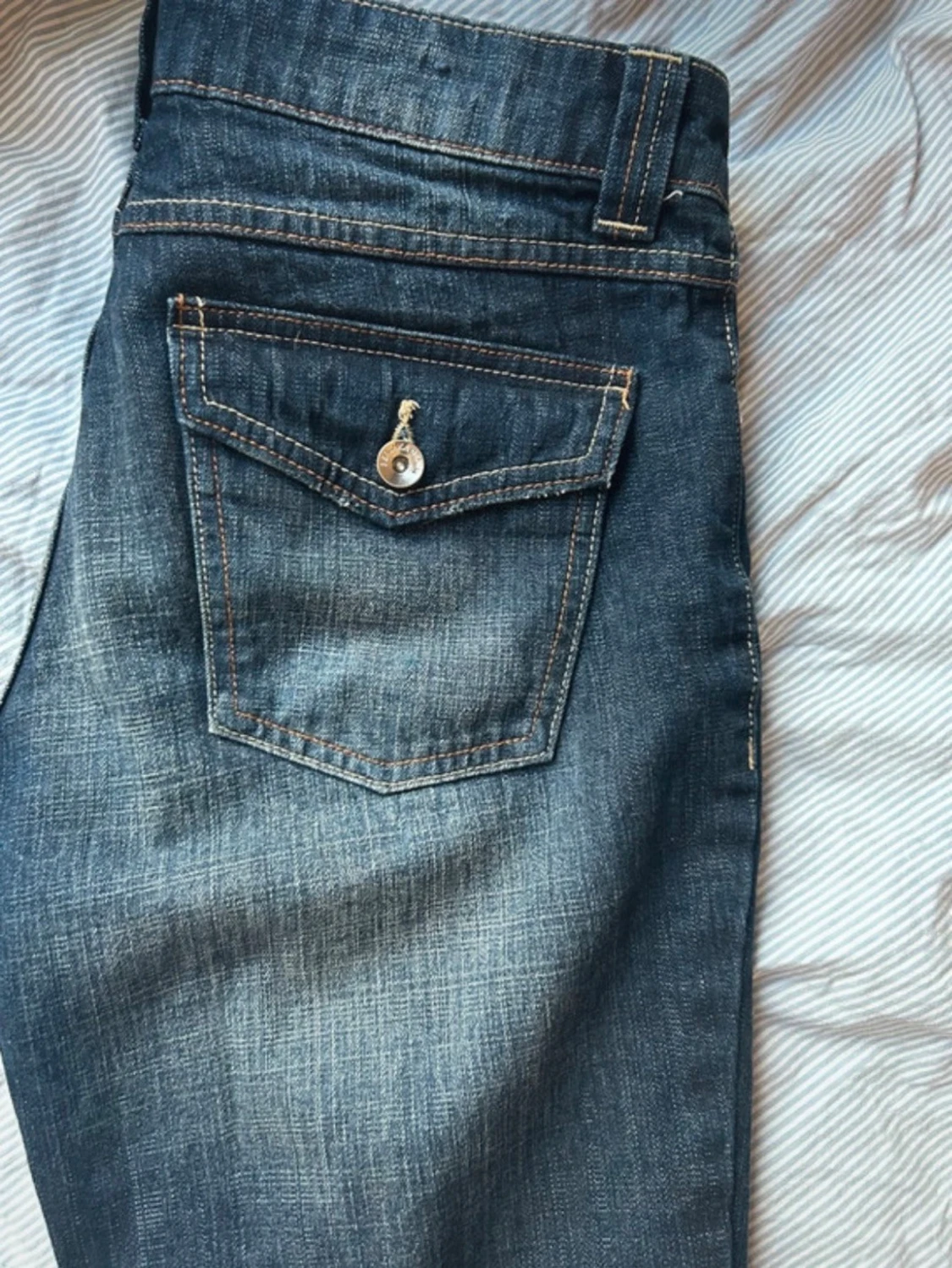 Blå bootcut jeans med fickdetaljer - 3