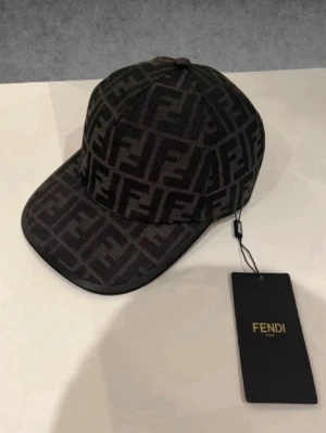 Svart Fendi Keps - Tjena säljer denna tvär snygga och helt nya Fendi kepsen. Kepsen har en tvär snygg design och är perfekt nu inför sommaren. Skriv gärna vid intresse!