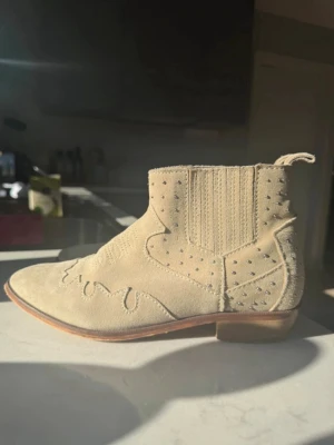Cowboy boots, klack - De är i storlek 35, jag har 36-37 och funkar men börjar bli tajta och därav säljer jag de💗 passar perfekt till temakväll men också en sommar utekväll nu när sommaren är nära!