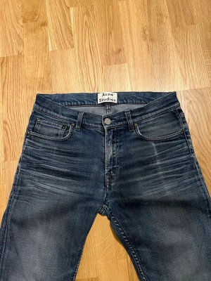 Acne Studios Jeans - Storlek 31/34   - Acne Studios Jeans för män. Storlek Waist 31 / Lenght 34. Nyskick, inga skador/slitage. Hör av dig vid intresse/frågor. PRIS KAN DISKUTERAS VID SNABB AFFÄR!