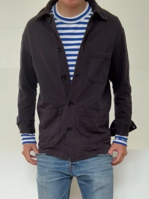 Mörkblå Overshirt - Mörkblå Overshirt i strl M men sitter som en S! Bra skick utan några defekter och hör gärna av er vid frågor elr funderingar!!