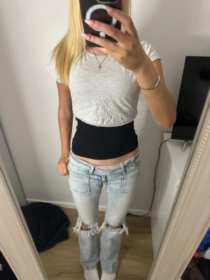 Grå kort T-shirt  - Jättefin, perfekt att ha ett spets linne eller tröja under! Storlek 146/152-passar xxs-xs! 