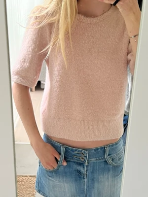 Ljusrosa fluffig stickad topp - Supersöt ljusrosa stickad topp! Såå mjuk🥰 Obs materialet är fluffigt ej nopprigt