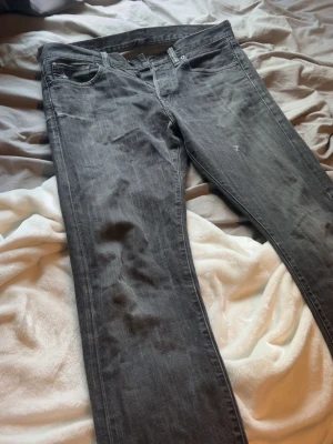 Vintage jeans från Ralph Lauren  - Vintage jeans från Ralph Lauren Denim&supply med stilrena slitningar, i absolut toppen skick! Inga defekter. Kom med frågor och prisförslag. (33/32)