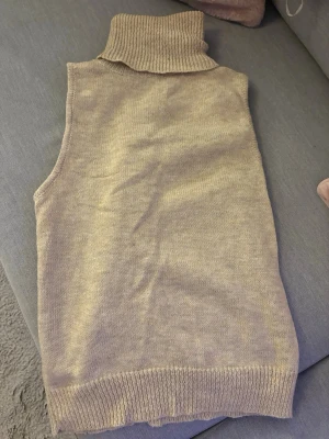 Beige stickad poloväst - Mysig beige stickad väst med hög polokrage och ribbade kanter🤗🤗