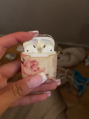 Airpods  - Säljer ett par super bra och sparsamt använda airpods från apple ! 100% äkta och Säljer då dem inte kommer till användning längre🥰