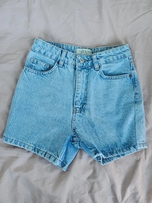 Ljusblå denimshorts från Chiquelle - Denimshorts från kenzas gamla märke Chiquelle med hög midja och femficksmodell i en jättefin ljus 